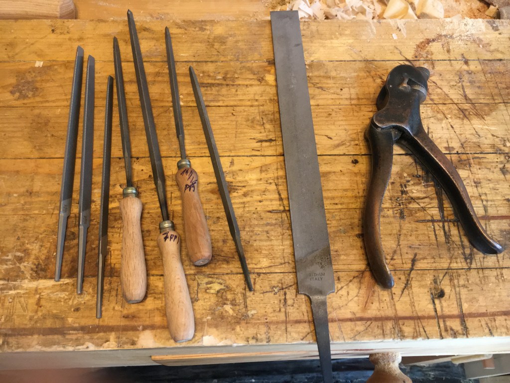 Affilare una sega. Lime triangolari, lima piatta e pinza strada seghe / Sharpen a saw. Triangular saw files, flat file and&nbsp;sawset