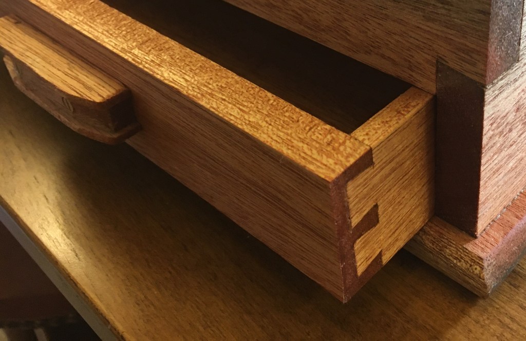Cassetti tradizionali e code di rondine seminascoste / Traditional drawers and half lap&nbsp;dovetails
