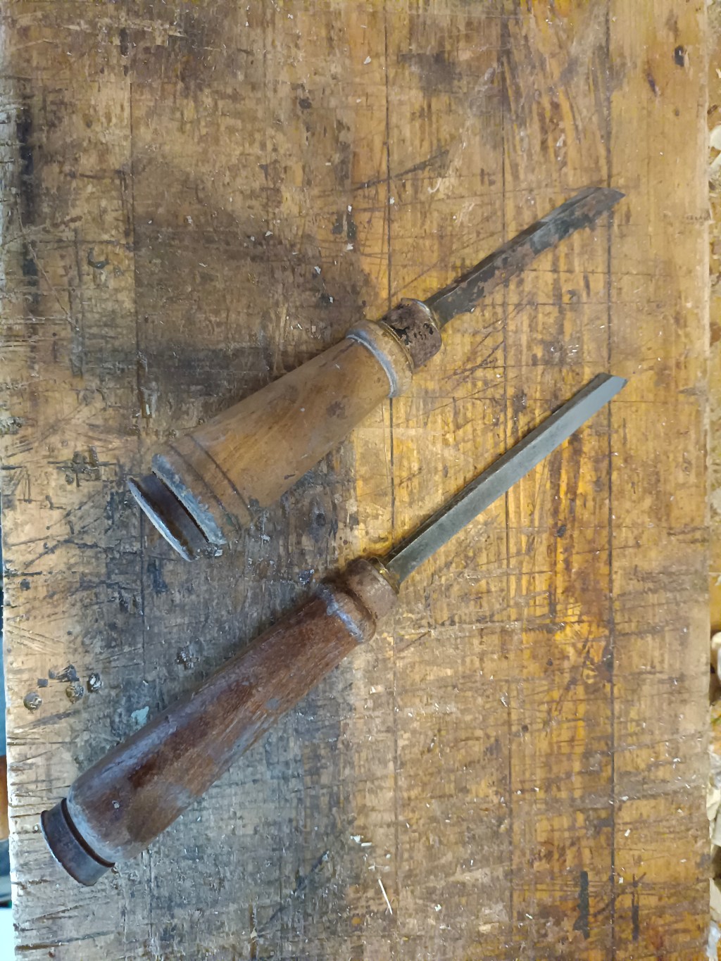 Affilatura con mola a secco e pietre. I bedani / Sharpening with a grinder and stones. The mortise&nbsp;chisels