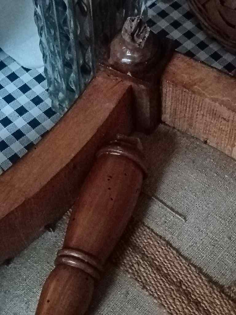 Sedia legno gamba rotta